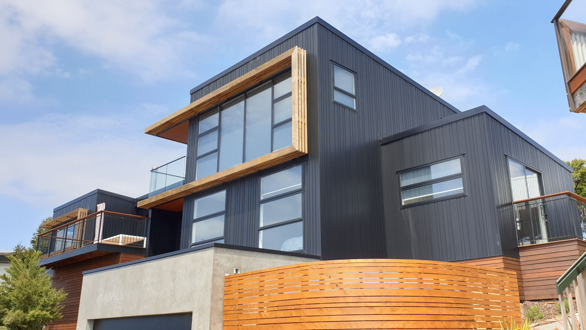 This Mangawhai home features random vertical cladding in a mix of Nu-Wall E200, E100 and E70/130 profiles. 