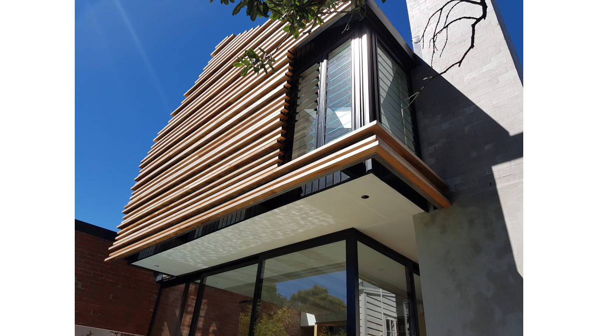 This home in Ponsonby, Auckland features multi-coloured Nu-Wall behind the screens to enhance the cladding envelope depth. 