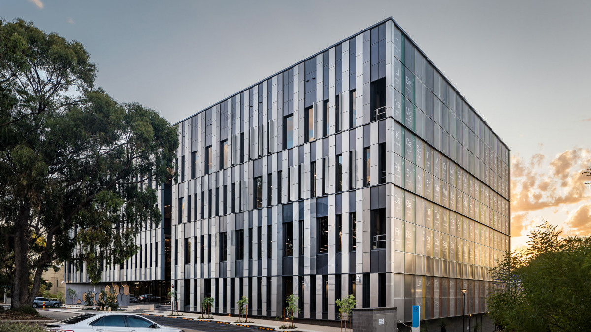 Edith Cowan University (ECU) features 360 perforated powder-coated aluminium Kingspan Facades’ Dri-Design and Hook on Cassettes.