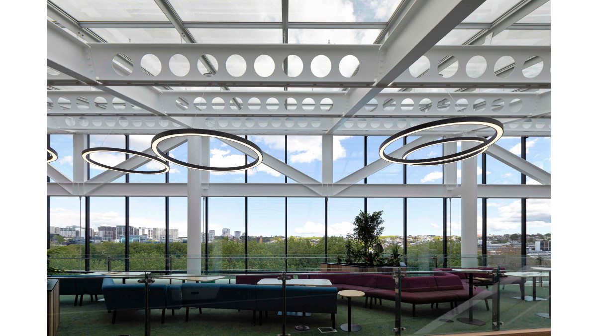 Overhead IGU panels above the atrium were placed within an APL glazing bar system.