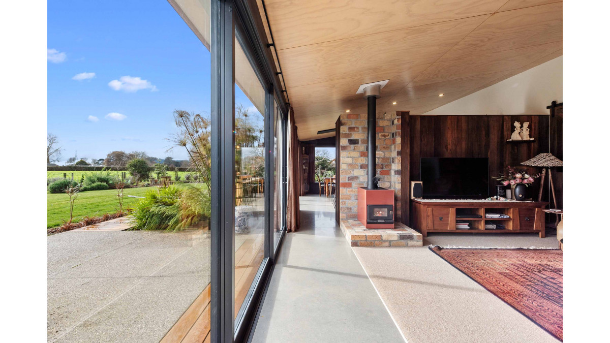 Large sliding doors on the north elevation allowed solar heating of polished concrete floors.
