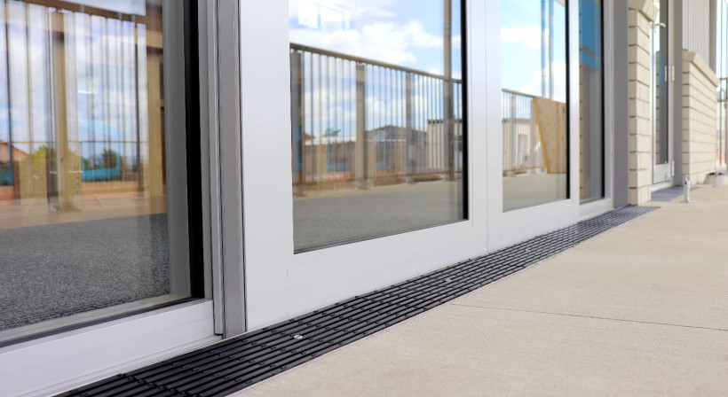 Level Threshold Access in Educational Facilities: Weathertightness Design Requirements