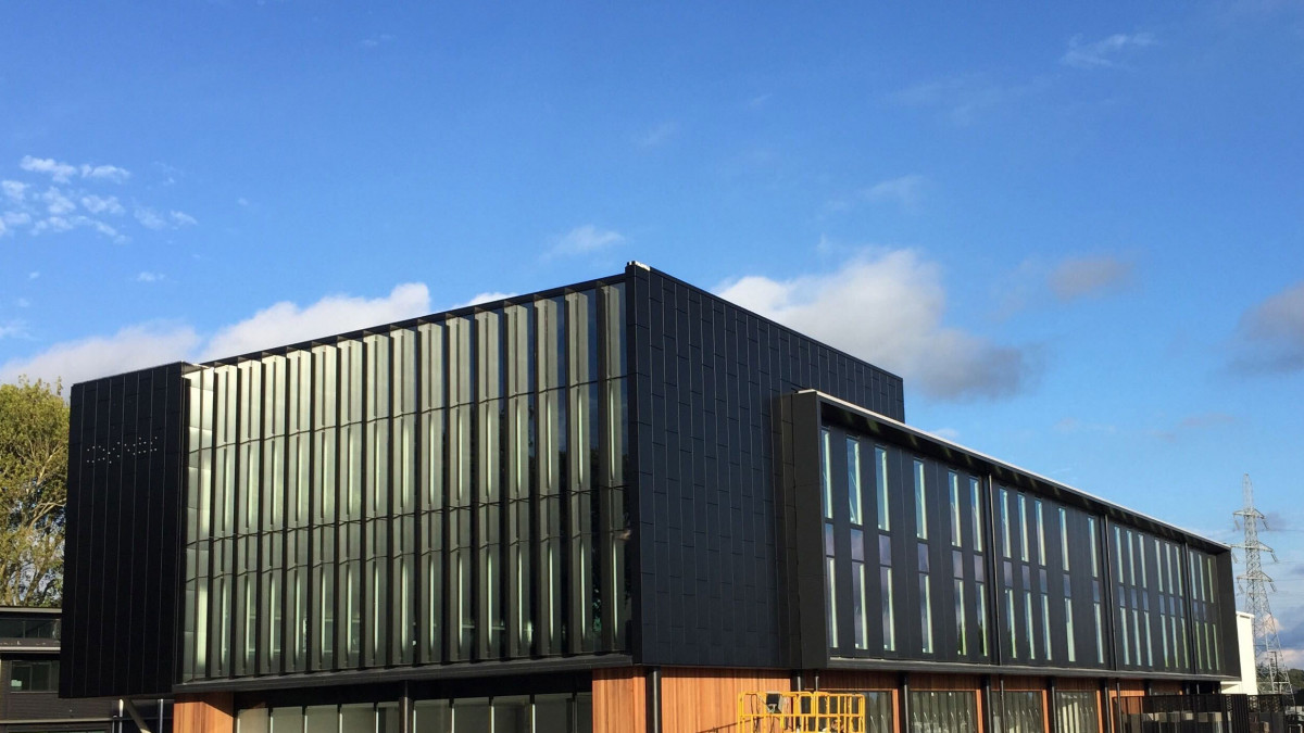 Waikato Innovation Park’s new Hub Building features Kingspan’s Dri-Design aluminium rainscreen facade cassettes.