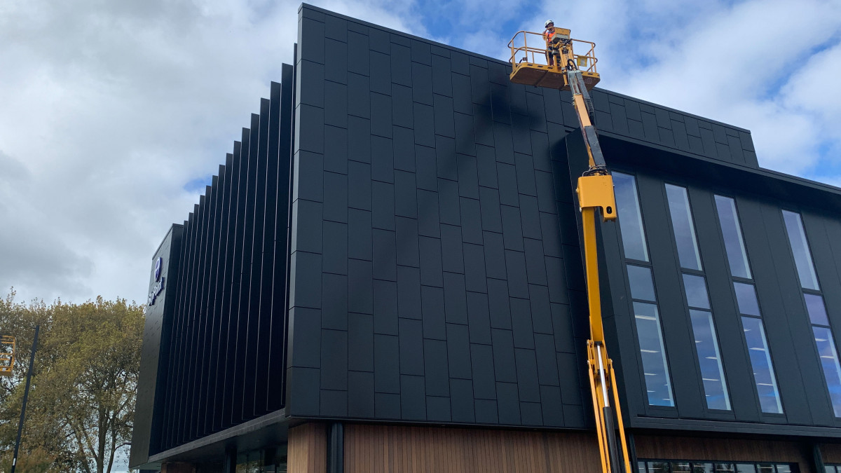 Waikato Innovation Park’s new Hub Building features Kingspan’s Dri-Design aluminium rainscreen facade cassettes.