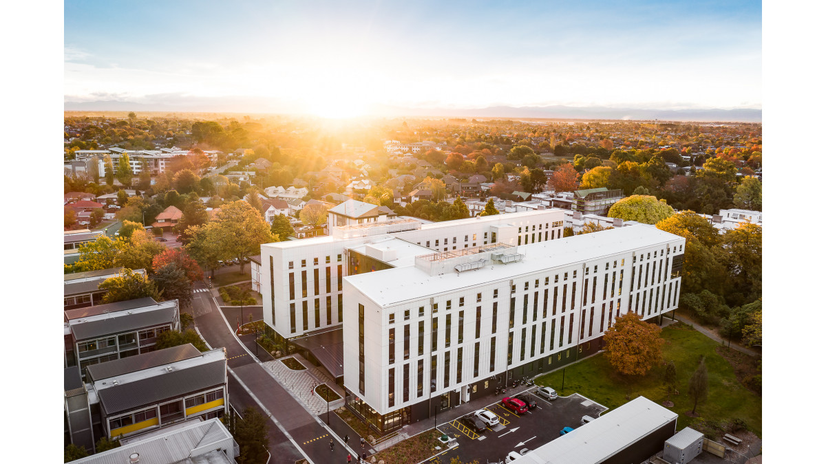 Both solid and glazed facades at Tupuānuku were in the APL 125mm Flushglaze System.<br />
Photo: Jasmax/Lightforge