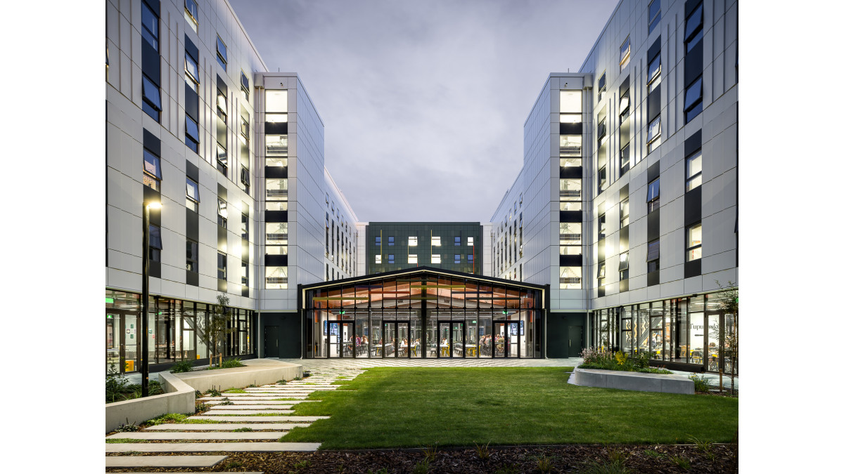 Tupuānuku’s central courtyard with extensively glazed dining room.<br />
Photo: Jasmax/Lightforge