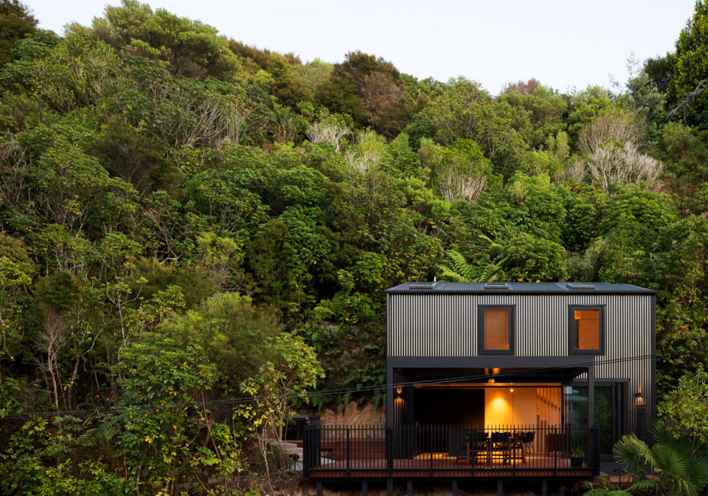 Honeymoon Bay House Blends into the Landscape