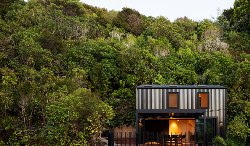 Honeymoon Bay House Blends into the Landscape