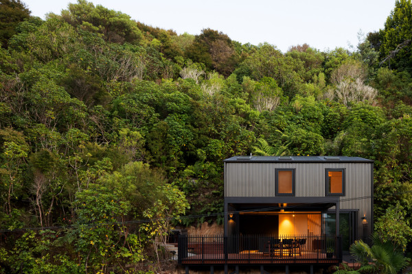Honeymoon Bay House Blends into the Landscape