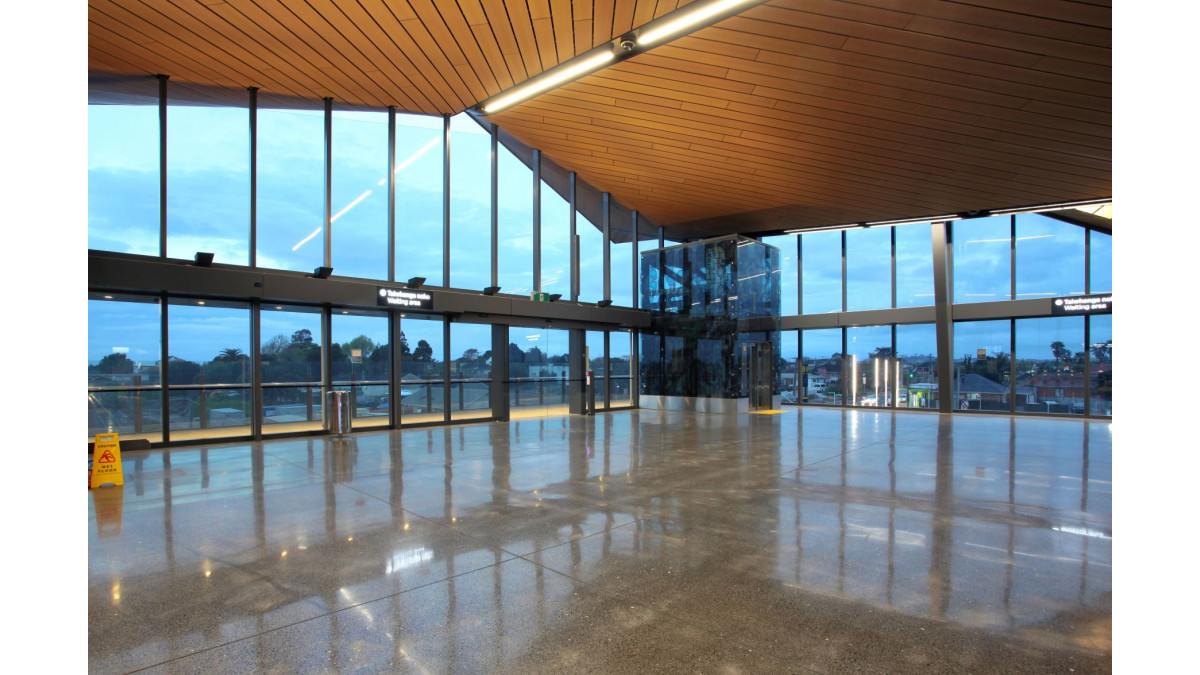 The glass on the northern elevation (at left) finishes 300mm below the ceiling to encourage air circulation into the interior.