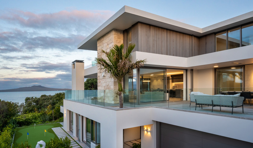 Vantage Windows and Sliding Doors Maximise Views and Outdoor Living for this Clifftop Retreat