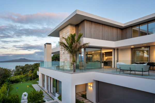 Vantage Windows and Sliding Doors Maximise Views and Outdoor Living for this Clifftop Retreat
