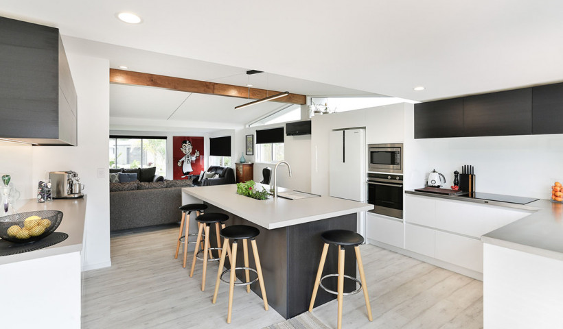 Ultra-Gloss Cabinetry Brings Fresh New Look to Bach Kitchen