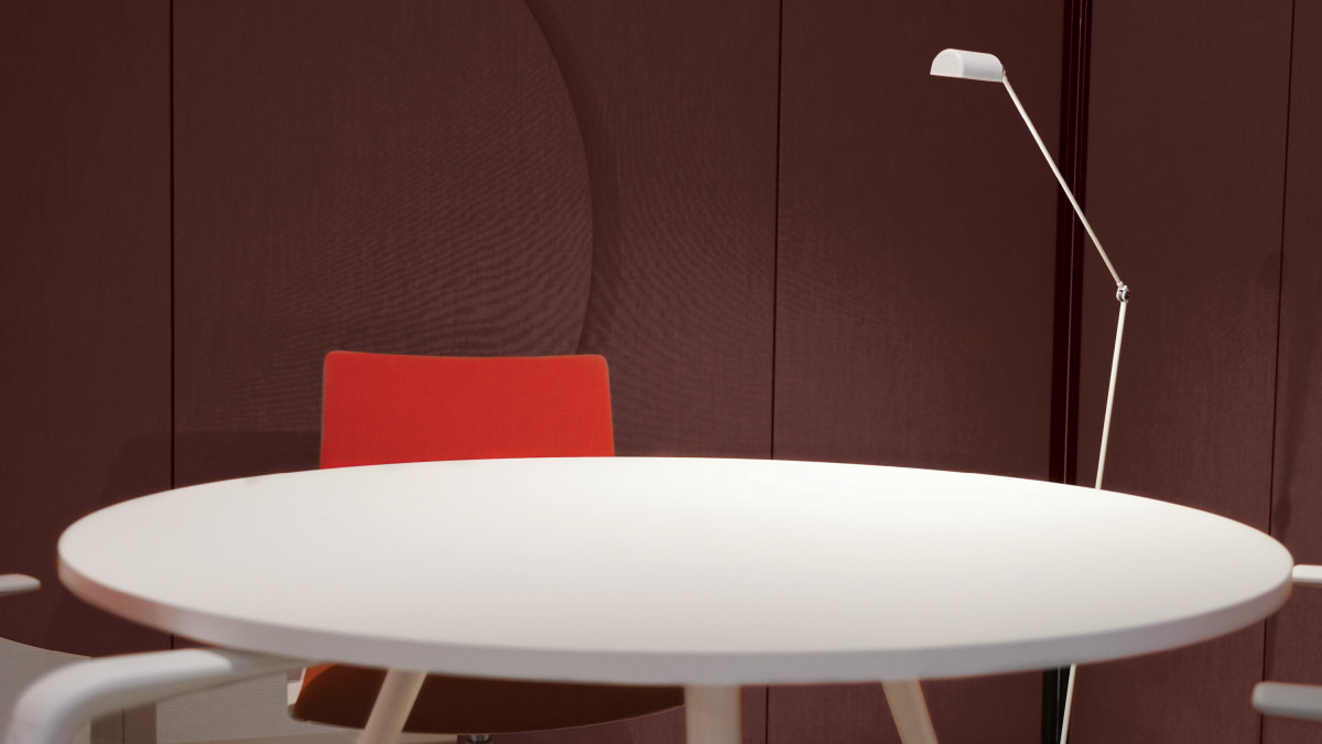 Table made from FENIX NTM Bianco Kos and wall panels made from FENIX NTM Rosso Jaipur.