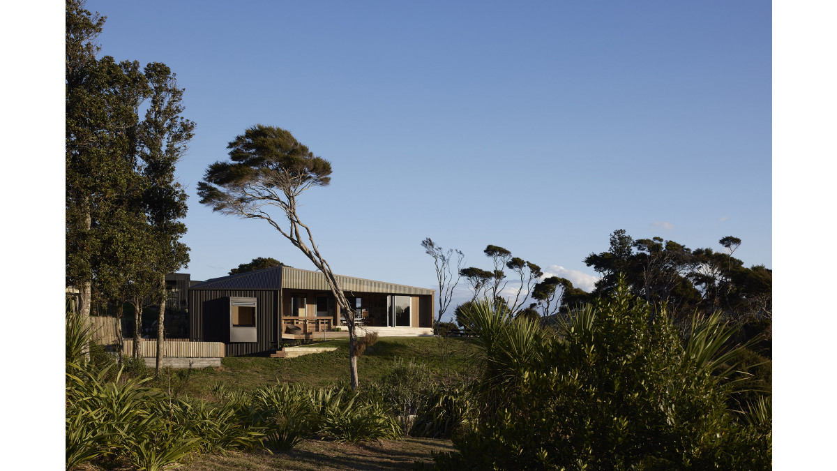 The three-bedroom building’s low form nestles into the landscape. Fastidious detailing sees the cedar batten cladding aligning perfectly with the joinery from First Windows & Doors — a combination of Metro Series ThermalHEART® and APL Architectural Series Designs.