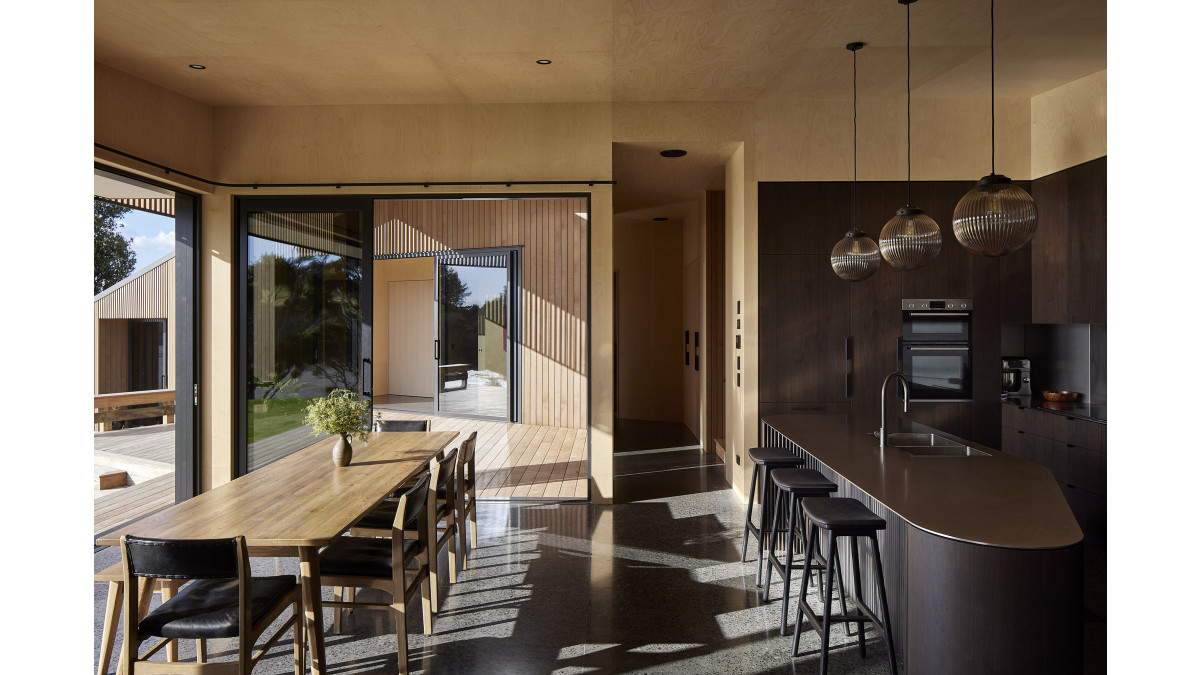 The 2.7m height and flush sills of the APL Architectural Series sliding doors connecting the dining area to the outdoor room allow a seamless transition between inside and out.