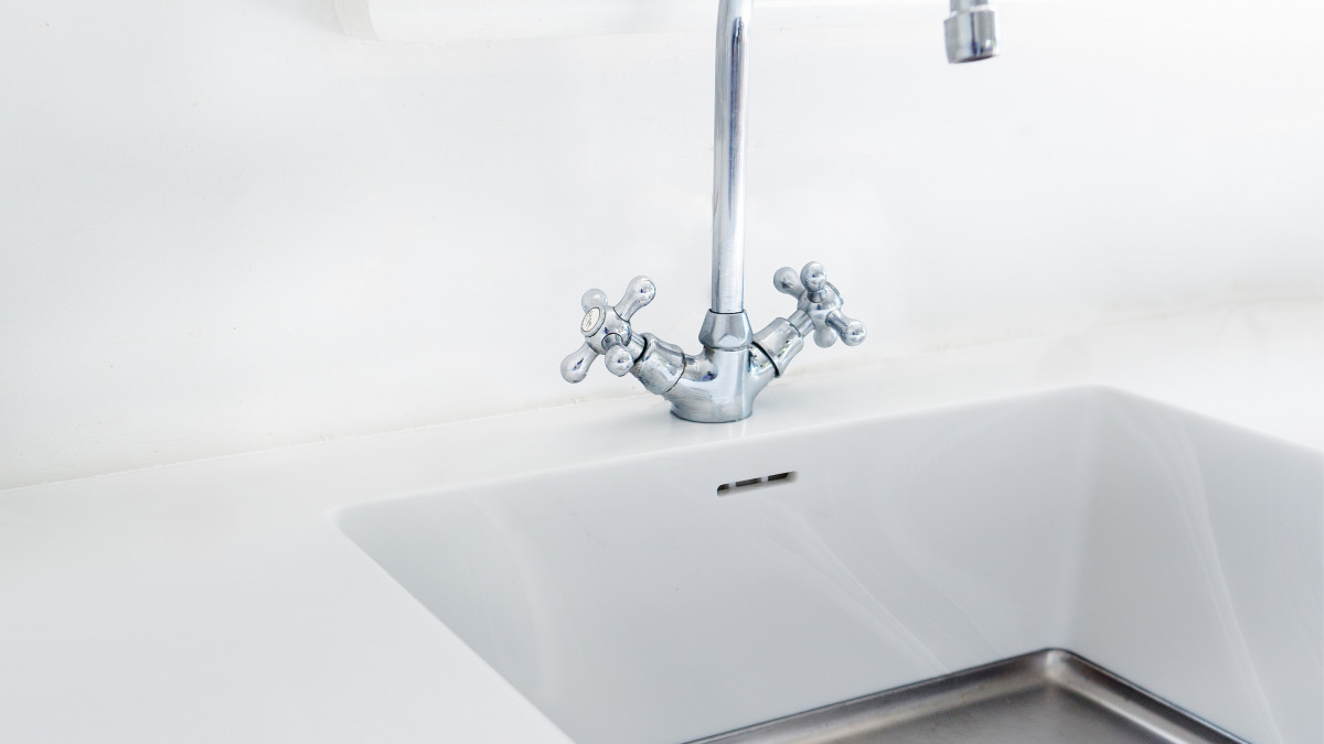 Corian Venaro White bench top with integrated DUO 204 sink in Venaro White. 