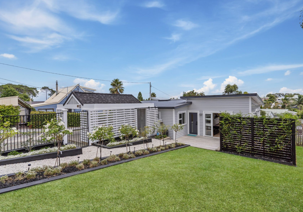 Palliside Weatherboards and Dynex Soffit Bring Low Maintenance Finish to Whangaparaoa Home