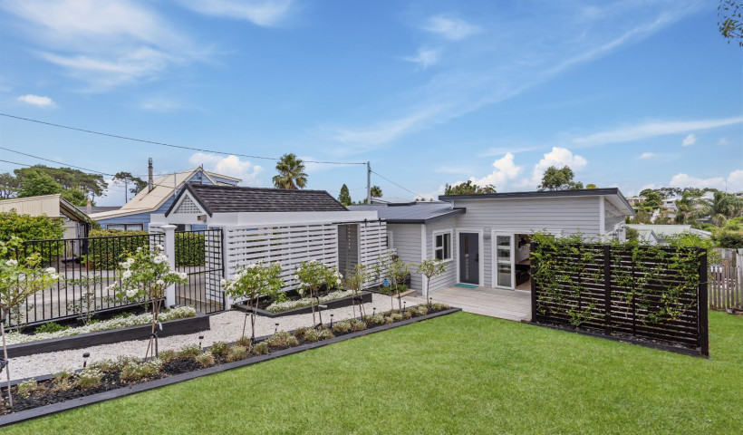 Palliside Weatherboards and Dynex Soffit Bring Low Maintenance Finish to Whangaparaoa Home