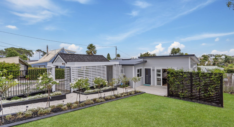 Palliside Weatherboards and Dynex Soffit Bring Low Maintenance Finish to Whangaparaoa Home