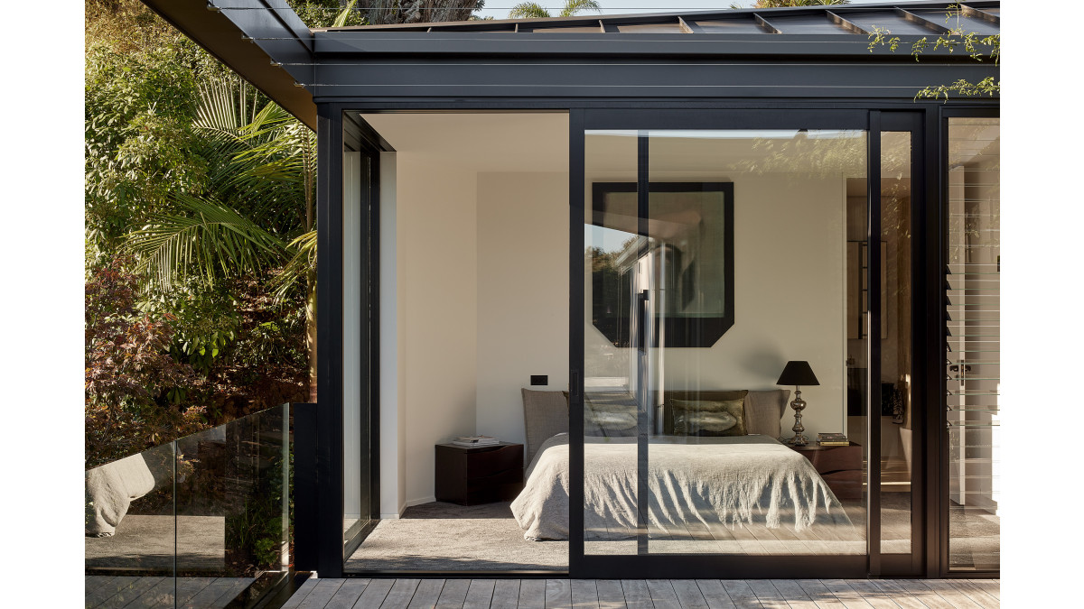 APL Architectural Series sliding doors and custom windows combine with louvres in the main bedroom.