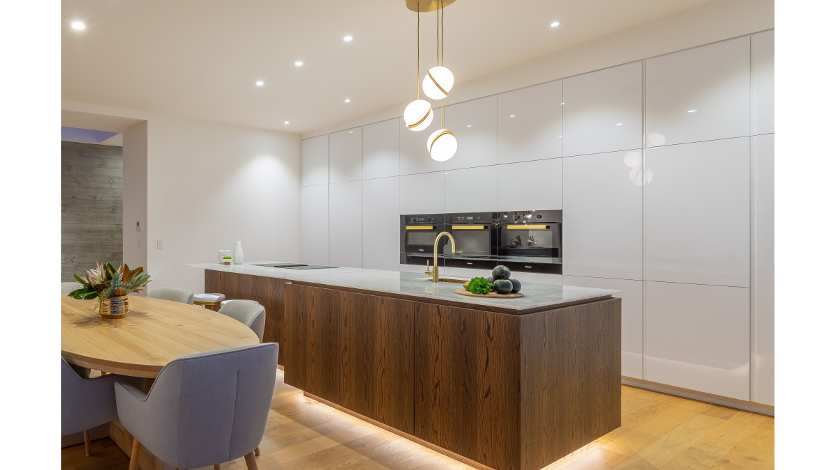 Prime Acrylic Arctic Gloss. Leonie Hamill, Cube dentro