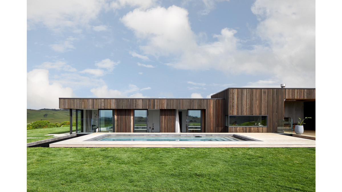 APL Architectural sliding doors dissolve the threshold on the living space, leaving nothing separating the house from the west coast environment