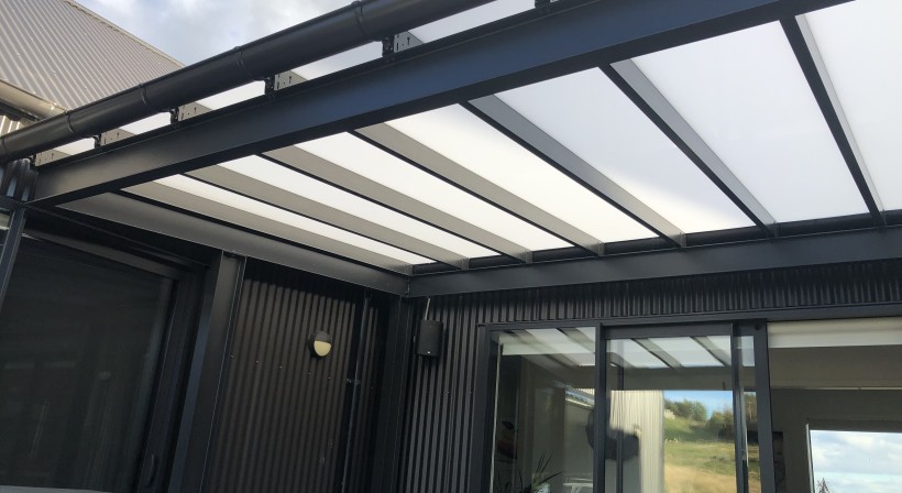 Modern Aluminium Patio Roof Maximises Year-Round Light