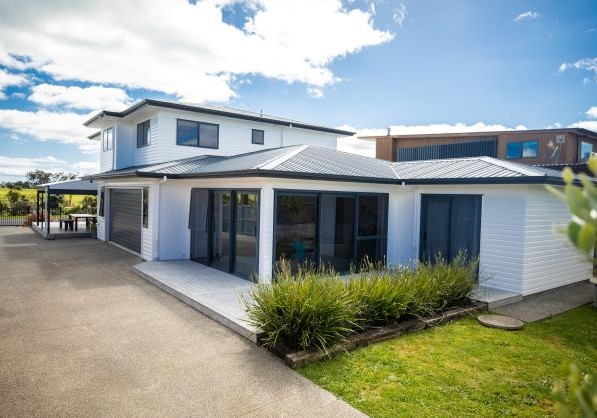 Palliside Weatherboards Balance Function and Style for this Waterfront Home