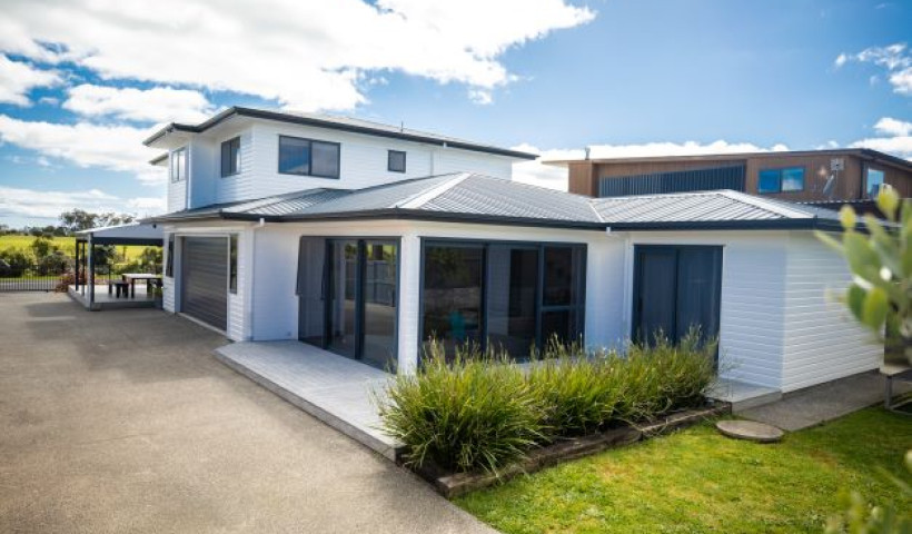 Palliside Weatherboards Balance Function and Style for this Waterfront Home