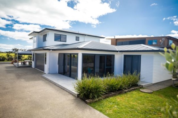 Palliside Weatherboards Balance Function and Style for this Waterfront Home