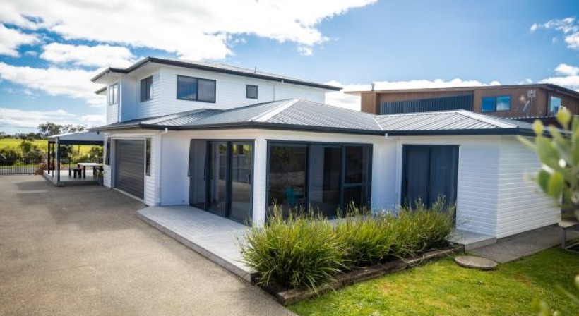 Palliside Weatherboards Balance Function and Style for this Waterfront Home