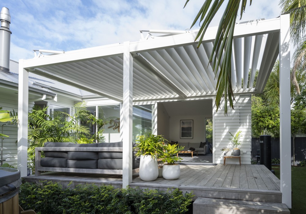 Opening Louvre Roof Brings Year-Round Outdoor Living to Auckland Home
