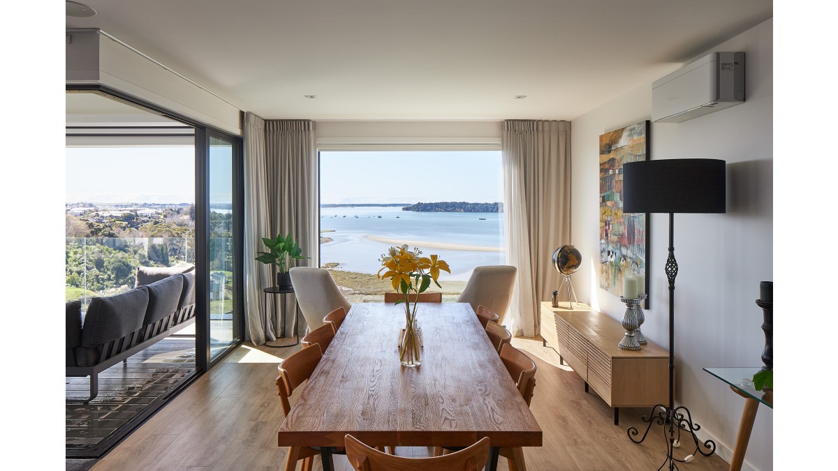 The home is perched high over Ōmokoroa’s boardwalk looking out over to Mount Maunganui.