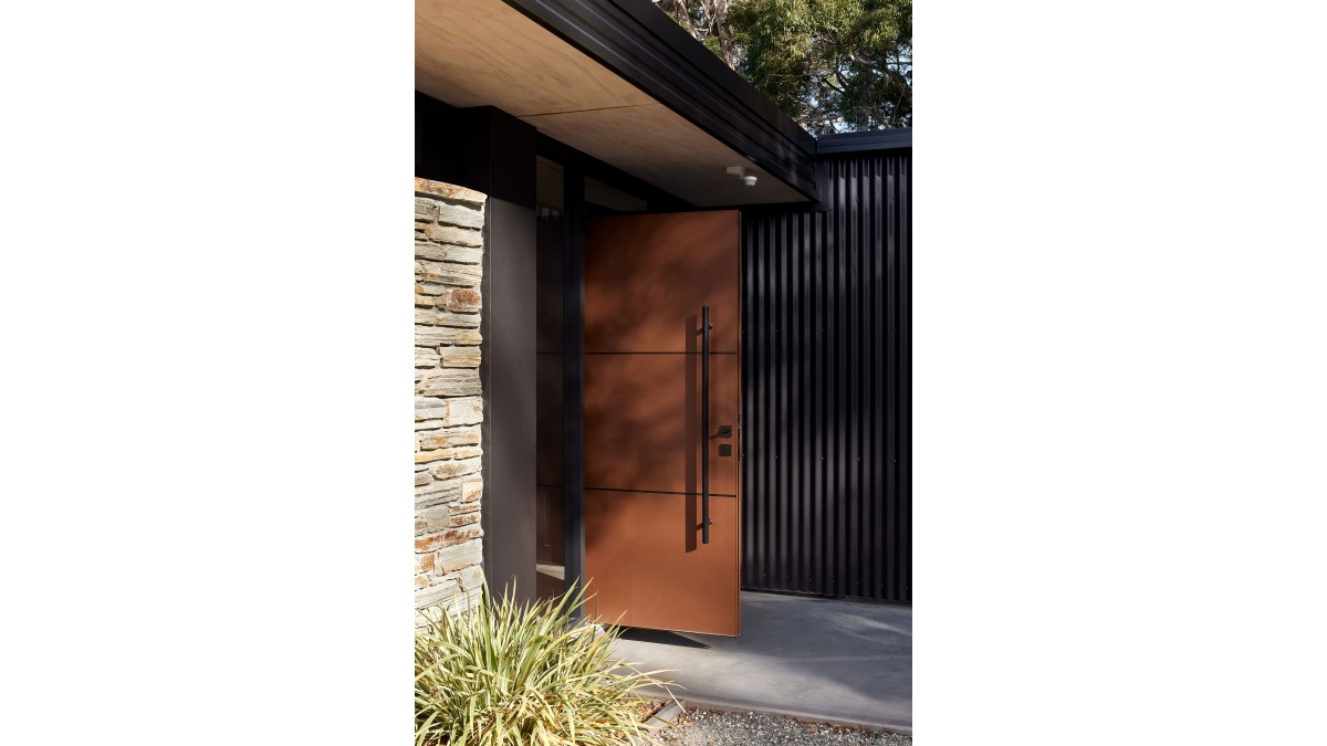 A touch of colour on the Plasma Entrance Door helps to effortlessly blend into the landscape.