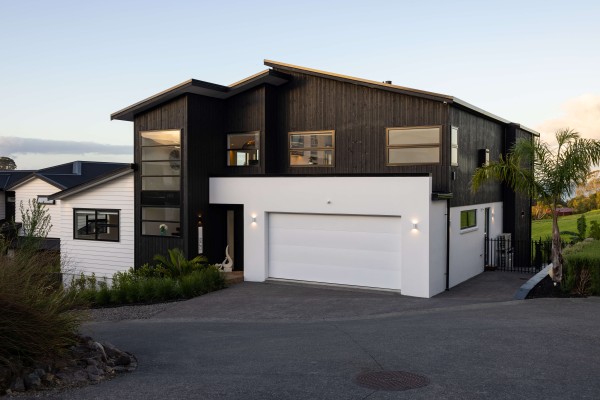 JSC Scumble Wood Oil Shines in a Modern Long Bay Home
