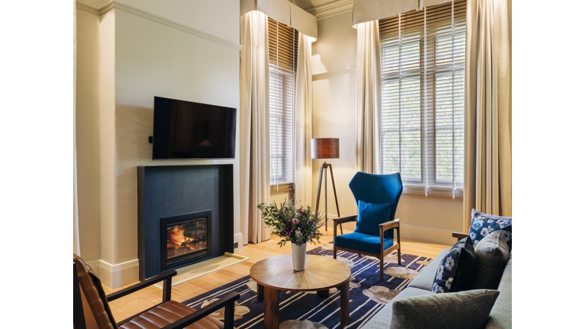 Escea’s DF700 Gas Fireplace is retrofitted into the heritage fireplace in the St. David's Park Suite lounge, the crown jewel of the hotel’s Georgian heritage building.