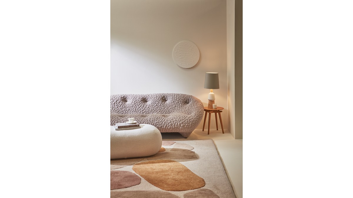 In this cosy and inviting space, the Resene Rice Cake walls seem to take on some of the pink tones of the sofa and rug under the glow of warm and diffused lighting. Walls painted in Resene Rice Cake, floor in Resene Eighth Thorndon Cream.