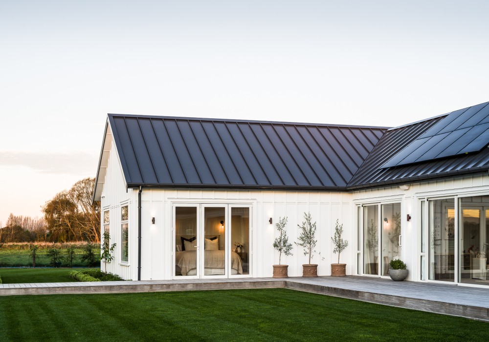 The Dagg's House: Family Living Meets Coastal Elegance with Dimond Roofing's Heritage Tray