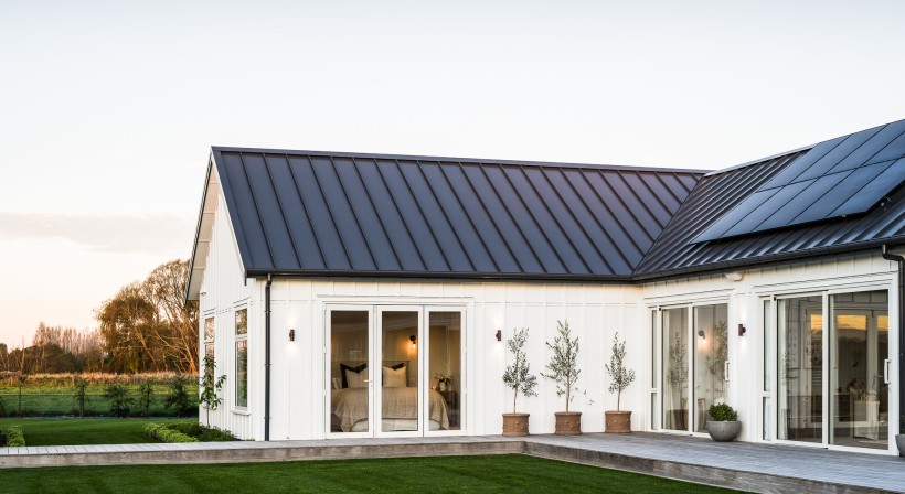 The Dagg's House: Family Living Meets Coastal Elegance with Dimond Roofing's Heritage Tray