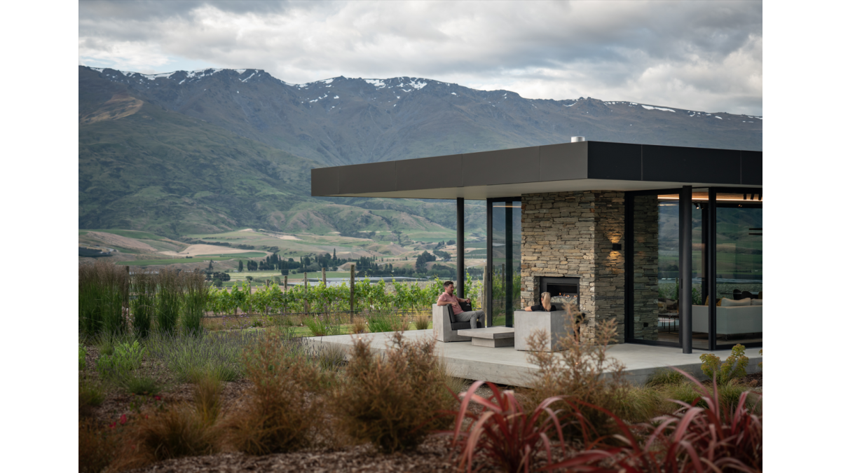 Bendigo Terrace sits on an elevated site overlooking Lake Dunstan and the Pisa Ranges.