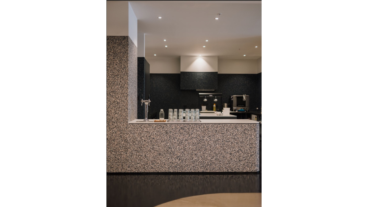 Project: Mojo Café, Wellington<br />
Product: IQ Surface Vinyl, Tarkett (front-of-bench and back-of-house wall linings)