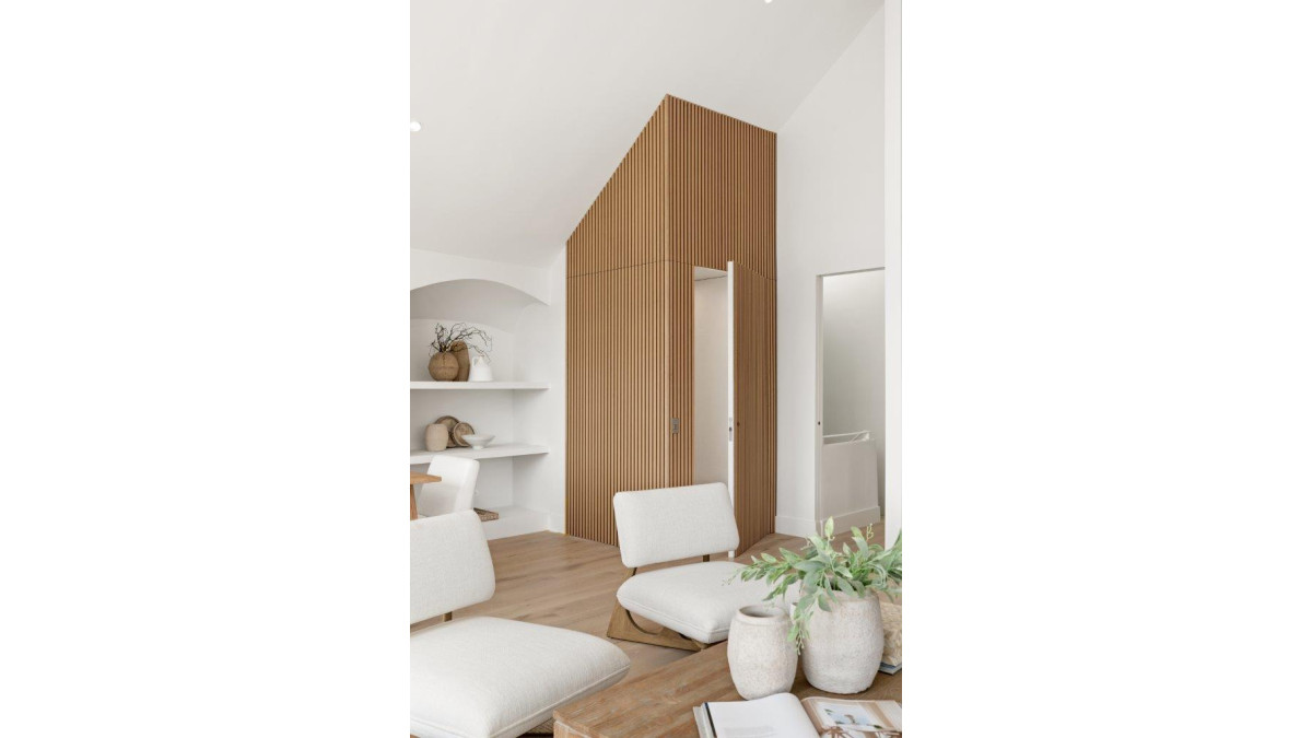 Choosing a Corner Car configuration allowed for doors on two sides. Passengers enter from the front on the ground floor, and exit on the right on the first floor. 