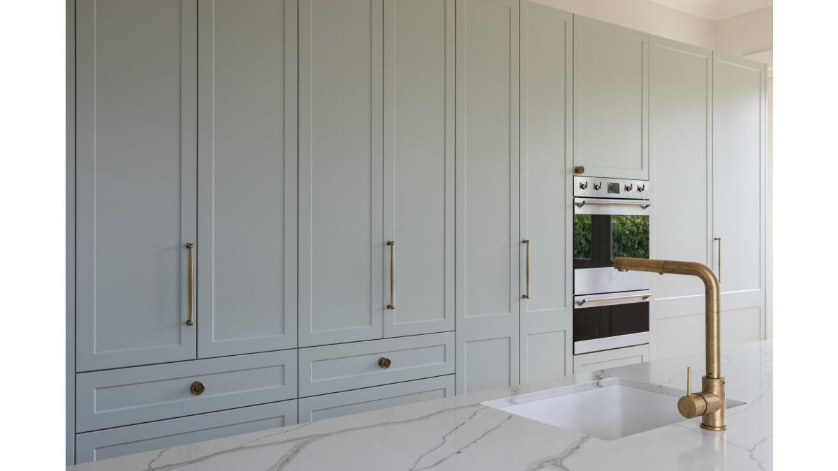 Designer Anne Boyd from Inside Story Interior Design used the individual drawer front option for the Ronda profile doors in this contemporary kitchen finished in Pistachio thermoform vinyl.
