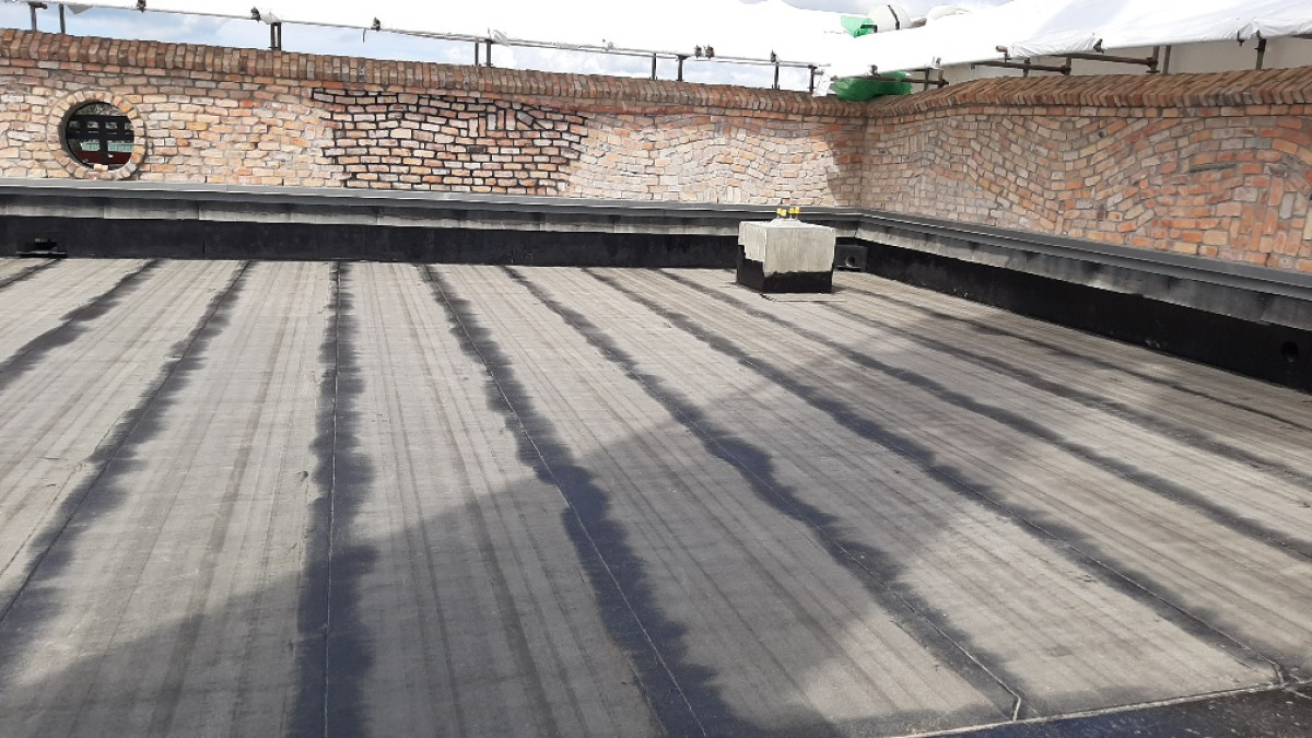 Main roof with vapour barrier installed.