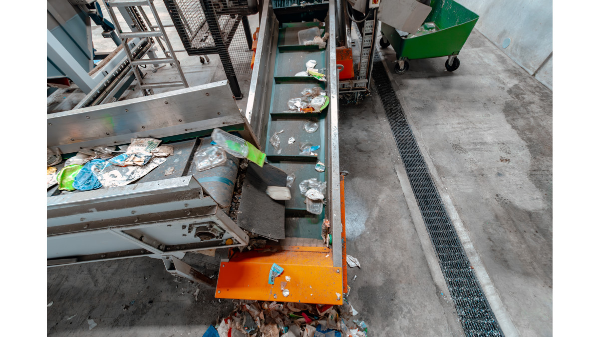 Recycling on conveyor belt with Allproof Commercial Channel around the equipment.