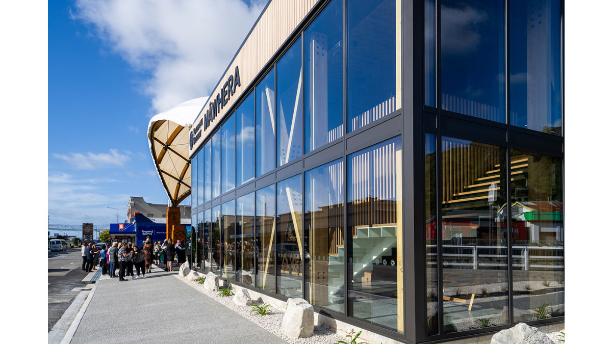 The front elevation glazed façade is 15m long by 5.5m high.