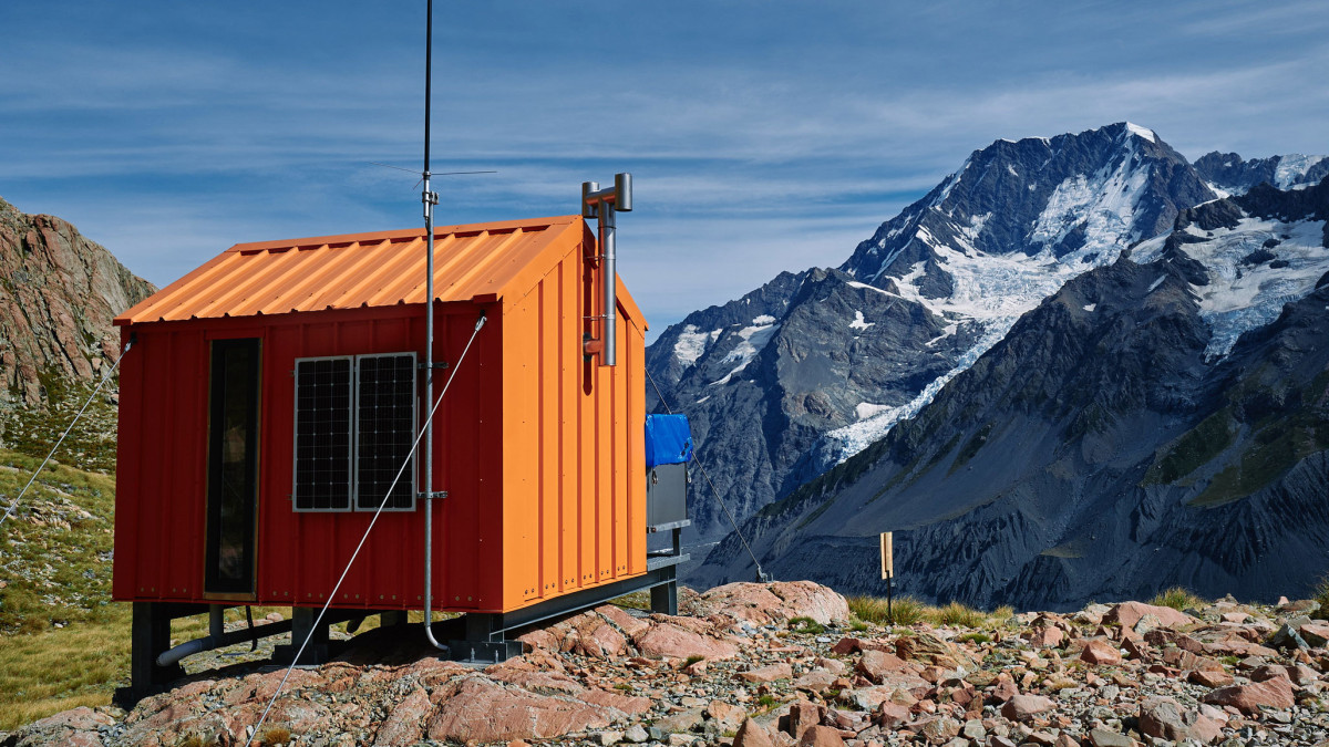 Beetham Hut, featuring Kingspan’s KS1000RW Trapezoidal Roof and Wall Panel (image courtesy of the NZ Alpine Club).