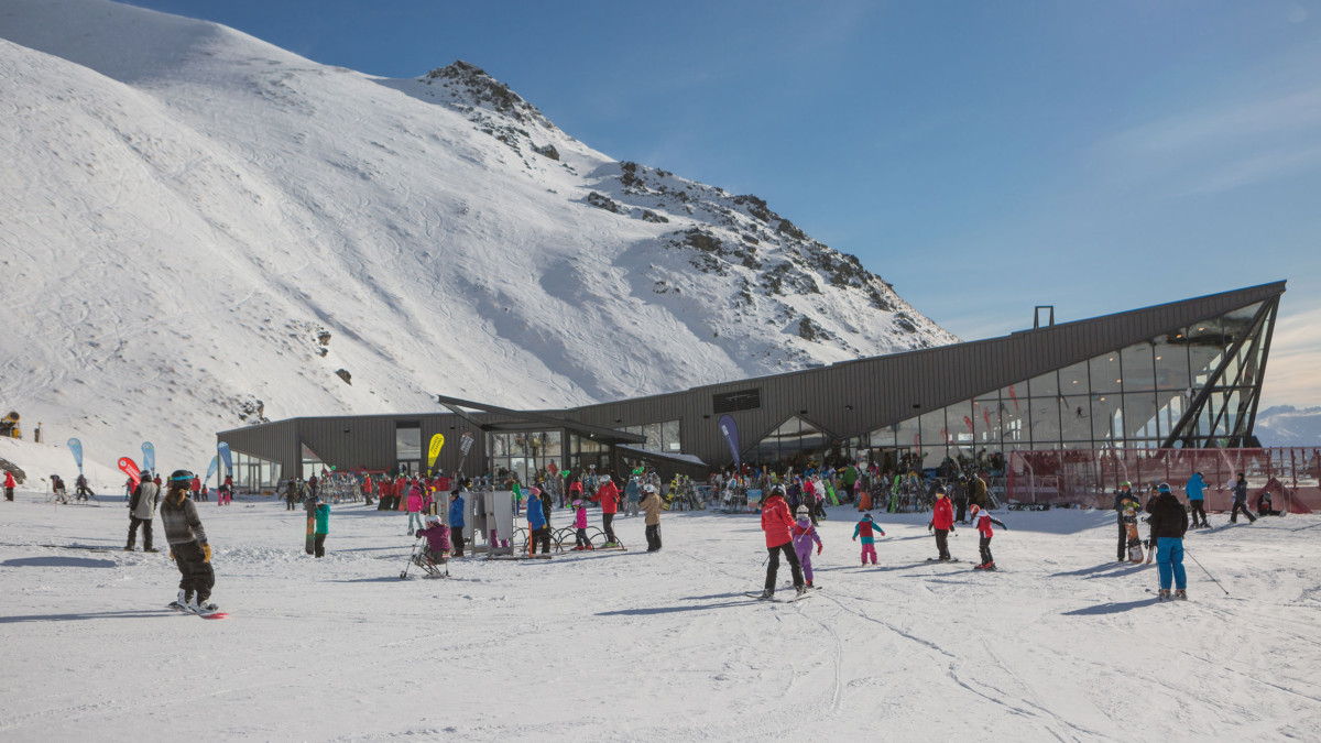Remarkables Skifield Base Building, featuring Kingspan’s KS1000RW Trapezoidal Roof and Wall Panel.