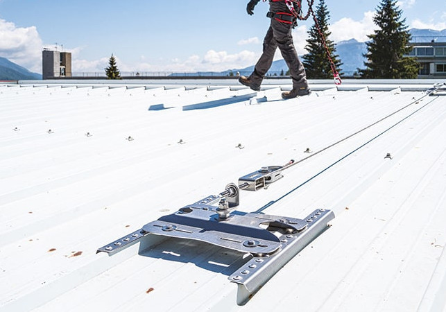 A Fall Protection System with Superior Spanning Capacity That Minimises Roof Penetrations